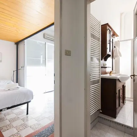 Intimate With Balcony In Navigli Area * Milano