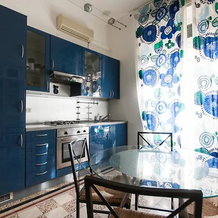Intimate With Balcony In Navigli Area Milano