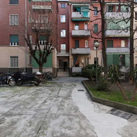 Intimate With Balcony In Navigli Area Daire Milano
